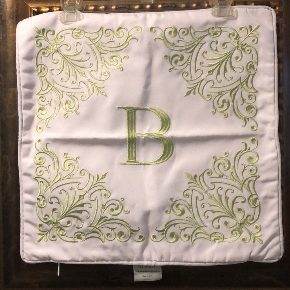 💚 Frontgate Embroidered garden “B” monogram outdoor/indoor zip pillow cover